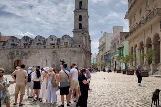 Khách du lịch Nga tham quan thủ đô La Habana, Cuba. (Ảnh: AFP/TTXVN)
