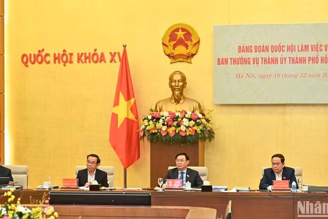Chủ tịch Quốc hội Vương Đình Huệ, Phó Chủ tịch Thường trực Quốc hội Trần Thanh Mẫn, Bí thư Thành ủy Thành phố Hồ Chí Minh Nguyễn Văn Nên và Chủ tịch UBND Thành phố Hồ Chí Minh Phan Văn Mãi tại buổi làm việc.