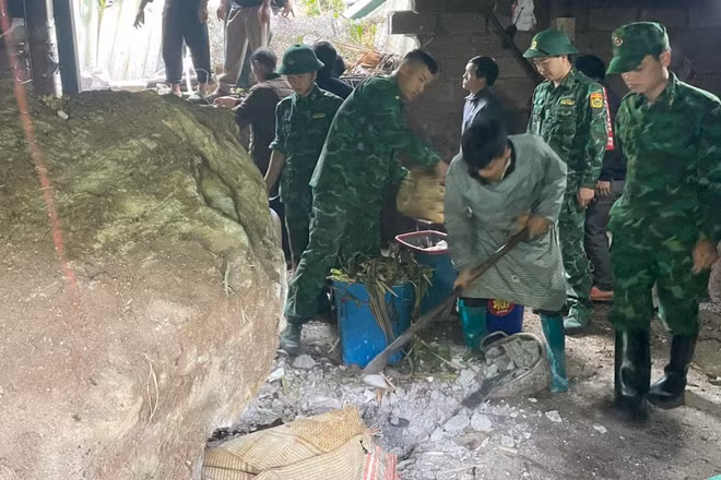Lực lượng chức năng hỗ trợ gia đình khắc phục hậu quả.