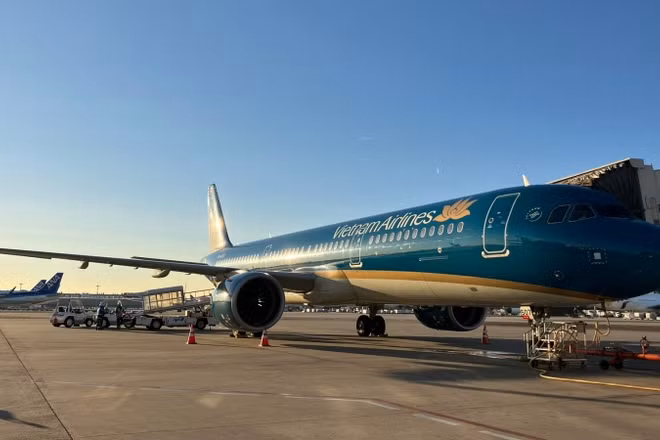 Máy bay Vietnam Airlines tại Nhật Bản đón người lao động có hoàn cảnh khó khăn về quê ăn Tết, trong chương trình “Mang Tết về nhà” năm 2023.