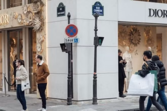 Một cửa hàng của tập đoàn LVMH ở Paris (Pháp). (Ảnh: Getty Images/TTXVN)