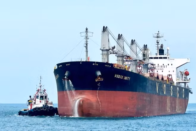 Tàu MV VOSCO UNITY trên đường cập vào Cảng biển tổng hợp Cà Ná, huyện Thuận Nam, tỉnh Ninh Thuận.