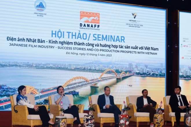 Nghệ sĩ nhân dân Phạm Ngọc Tuấn, Tổng giám đốc Hãng phim hoạt hình Việt Nam (thứ hai từ trái sang) phát biểu tại hội thảo. (Ảnh: Ban tổ chức DANAFF)