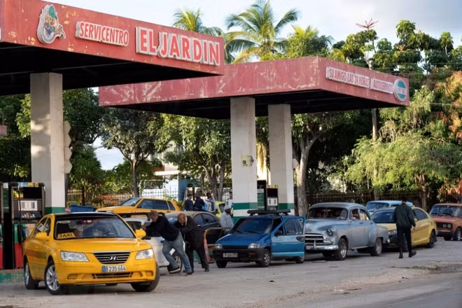 Người dân chờ đổ xăng cho các phương tiện tại trạm xăng ở La Habana, Cuba, ngày 31/1/2024. (Ảnh: AFP/TTXVN)
