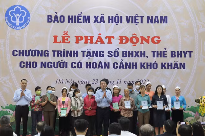 Tổng Giám đốc Nguyễn Thế Mạnh và Phó Chủ tịch chuyên trách Hội đồng quản lý Bảo hiểm xã hội Việt Nam Nguyễn Văn Cường trao sổ bảo hiểm xã hội và thẻ bảo hiểm y tế tặng người dân có hoàn cảnh khó khăn tại điểm cầu Bảo hiểm xã hội Việt Nam.