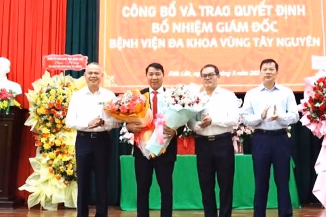 Lãnh đạo Sở Y tế tỉnh Đắk Lắk trao Quyết định bổ nhiệm Giám đốc Bệnh viện Đa khoa vùng Tây Nguyên và hoa chúc mừng bác sĩ chuyên khoa II Nguyễn Đăng Giáp.