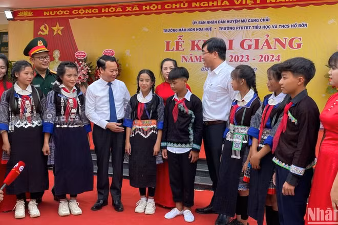 Bí thư Tỉnh ủy Đỗ Đức Duy cùng các học sinh dân tộc thiểu số vui ngày khai giảng năm học mới.