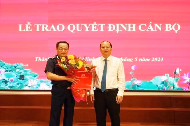 Phó Bí thư thường trực Thành ủy Thành phố Hồ Chí Minh Nguyễn Hồ Hải trao Quyết định cho Cục trưởng Cục Hải quan Thành phố Hồ Chí Minh Nguyễn Hoàng Tuấn.