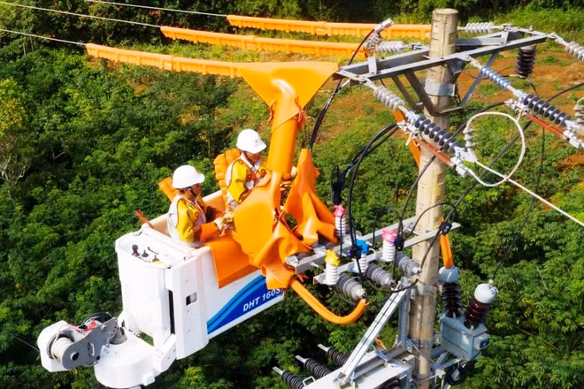 Bảo dưỡng trạm biến áp và đường dây cao thế không cắt điện.