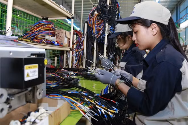 Sản xuất thiết bị điện công nghệ cao tại Công ty cổ phần Kỹ thuật công nghiệp Á Châu tại Khu công nghệ cao Hòa Lạc. (Ảnh: nhandan.vn)