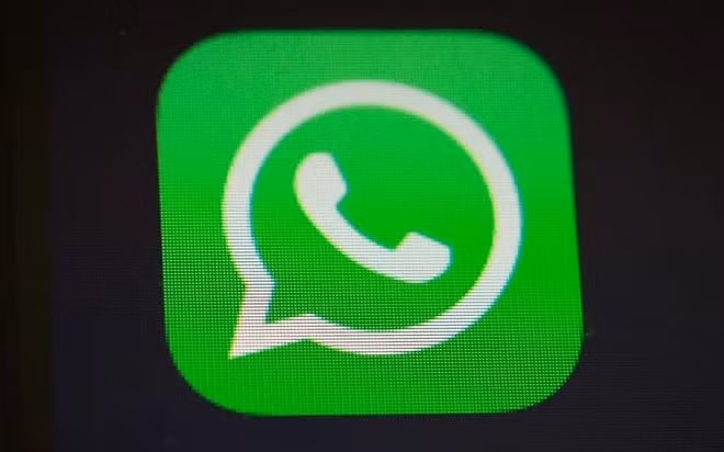 Biểu tượng WhatsApp trên một màn hình điện thoại. (Ảnh: TTXVN)
