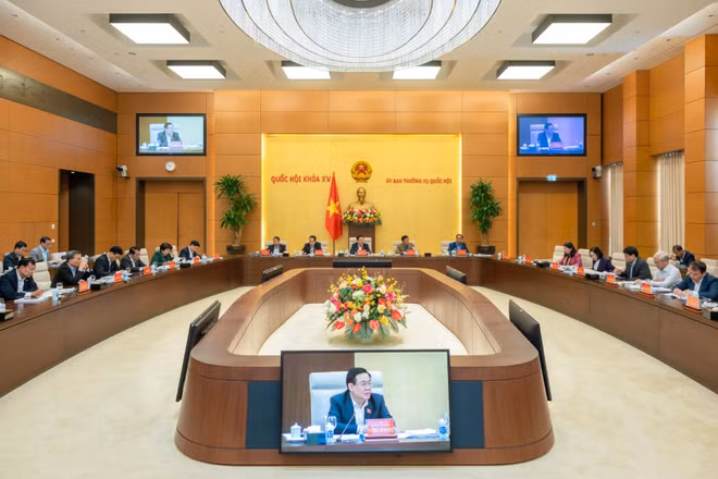 Quang cảnh cuộc họp của Đảng đoàn Quốc hội cho ý kiến về dự thảo Quy định của Bộ Chính trị về kiểm soát quyền lực, phòng chống tiêu cực, lợi ích nhóm, cục bộ trong công tác xây dựng pháp luật. (Ảnh: DUY LINH)