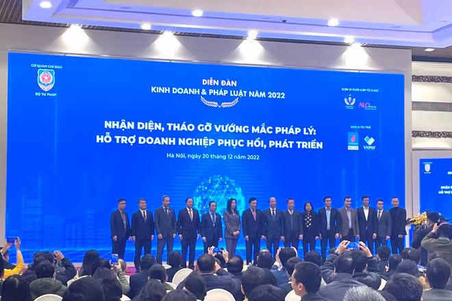 Phó Thủ tướng Phạm Bình Minh cùng các diễn giả tại Diễn đàn.
