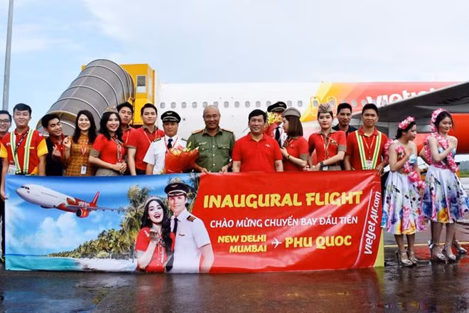 Phi hành đoàn chuyến bay VJ956 của hãng hàng không Vietjet Air chụp ảnh cùng đại diện Cảng Hàng không quốc tế Phú Quốc.