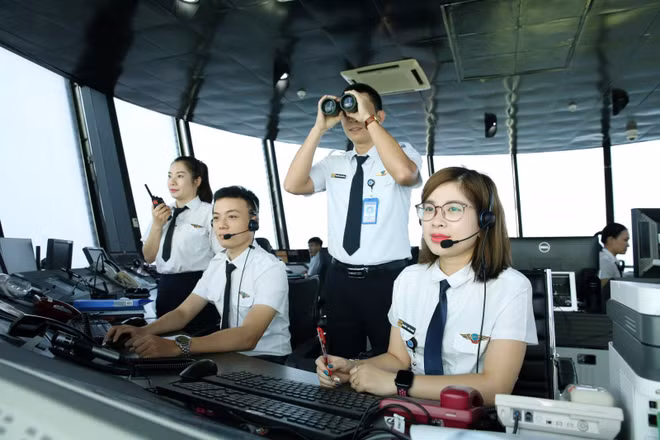 Trực điều hành bay tại Đài Kiểm soát không lưu Nội Bài.