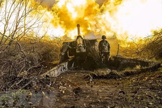 Binh sĩ Ukraine nã đạn pháo nhằm vào các mục tiêu của Nga ở ngoại ô Bakhmut. (Nguồn: AFP/TTXVN)