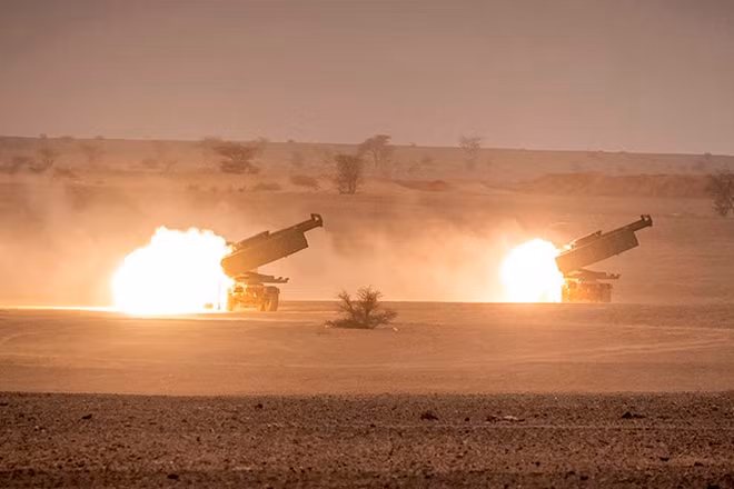 Hệ thống tên lửa pháo binh cơ động cao (HIMARS) của Mỹ khai hỏa trong một cuộc tập trận. (Ảnh: AFP/TTXVN)