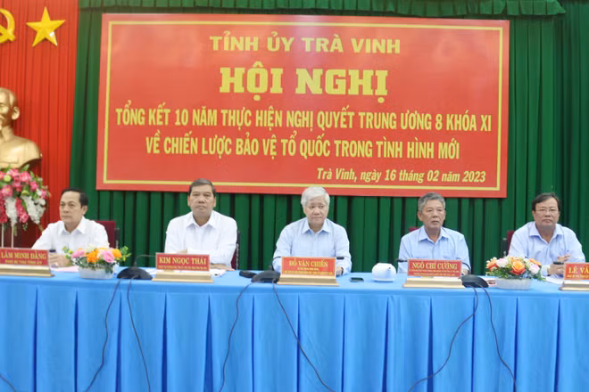 Bí thư Trung ương Đảng, Chủ tịch Ủy ban Trung ương Mặt trận Tổ quốc Việt Nam Đỗ Văn Chiến (ngồi giữa) dự hội nghị.