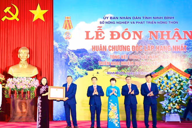 Thừa ủy quyền của Chủ tịch nước, đồng chí Nguyễn Thị Thu Hà, Ủy viên Trung ương Đảng, Bí thư Tỉnh ủy, Trưởng Đoàn đại biểu Quốc hội tỉnh Ninh Bình trao tặng Huân chương Độc lập hạng Nhất cho Sở Nông nghiệp và Phát triển Nông thôn Ninh Bình.
