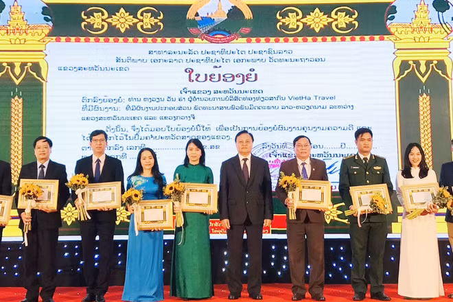 Khen thưởng các tập thể, cá nhân đã có thành tích góp phần vun đắp mối quan hệ hữu nghị giữa 3 tỉnh: Quảng Trị, Savannakhet, Salavan.