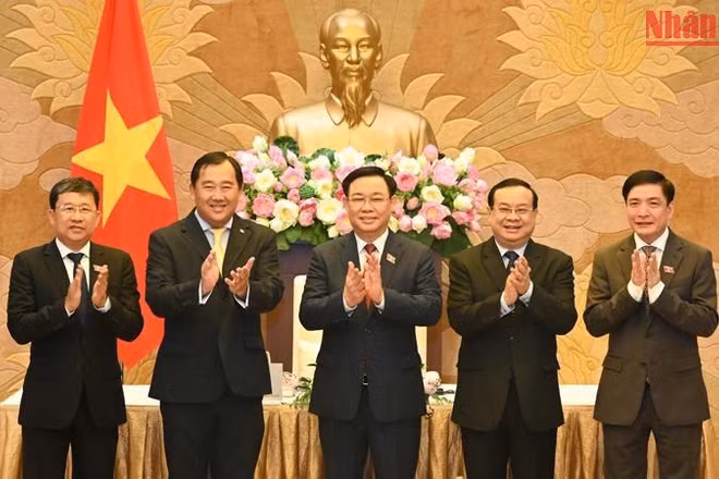 Chủ tịch Quốc hội Vương Đình Huệ và Chủ nhiệm Ủy ban Đối ngoại Quốc hội Lào Sanya Praseuth; Chủ nhiệm Ủy ban Đối ngoại, hợp tác quốc tế, thông tin và truyền thông Quốc hội Campuchia Sous Yara cùng các đại biểu tại buổi tiếp.