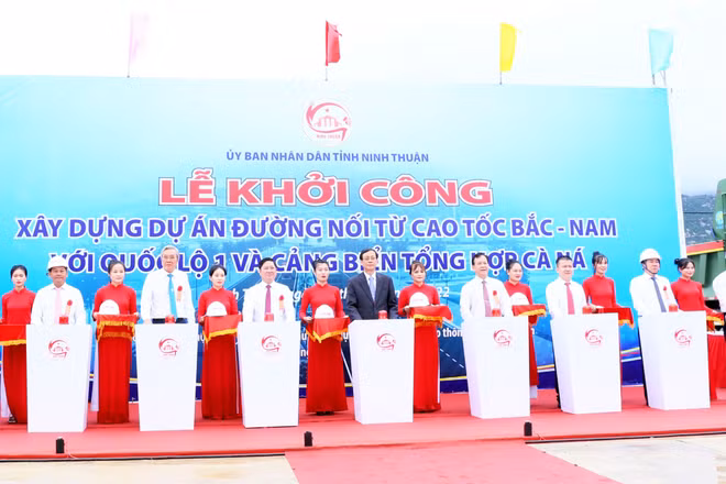 Các đồng chí lãnh đạo tỉnh Ninh Thuận cùng chủ đầu tư, nhà tài trợ và nhà thầu nhấn nút phát lệnh khởi công dự án.