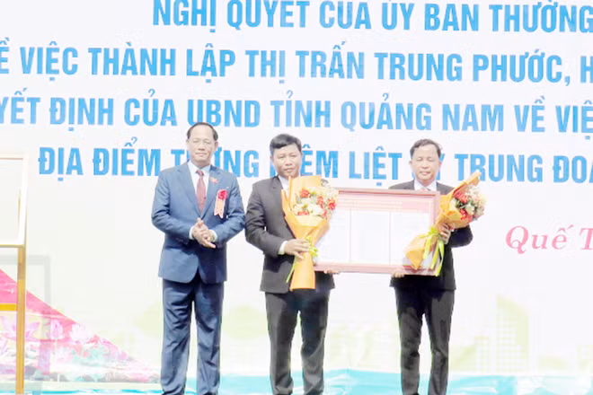 Phó Chủ tịch Quốc hội Trần Quang Phương trao Nghị quyết thành lập thị trấn Trung Phước cho đại diện lãnh đạo địa phương.