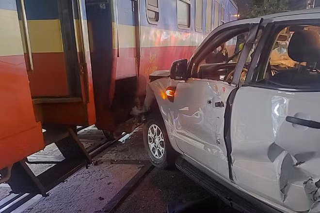 Vụ va chạm giữa xe ô-tô và tàu hỏa khiến 2 người tử vong, 3 người bị thương.