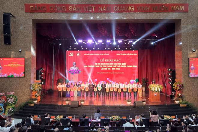 Lãnh đạo Học viện Chính trị quốc gia Hồ Chí Minh; lãnh đạo Thành ủy Thành phố Hồ Chí Minh trao cờ lưu niệm cho các trường chính trị tham gia hội thi.
