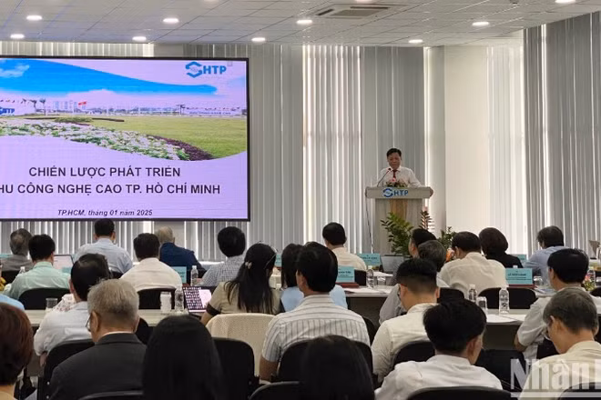 Phó Giáo sư, Tiến sĩ Lê Quốc Cường, Phó Trưởng Ban quản lý Khu Công nghệ cao Thành phố Hồ Chí Minh phát biểu tại hội thảo.