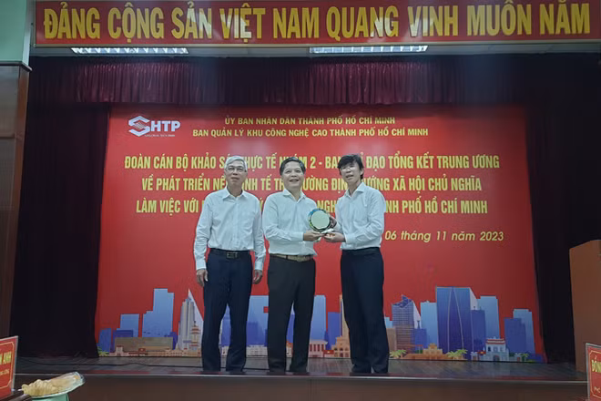 Đồng chí Trần Tuấn Anh (giữa) chụp ảnh lưu niệm cùng lãnh đạo Thành phố Hồ Chí Minh và Ban Quản lý Khu Công nghệ cao Thành phố.