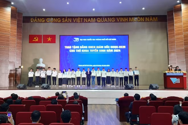 Đại học Quốc gia Thành phố Hồ Chí Minh khen thưởng sinh viên thủ khoa tuyển sinh đầu vào.