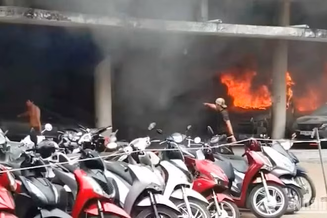 Hình ảnh phương tiện bị cháy trong bãi xe.