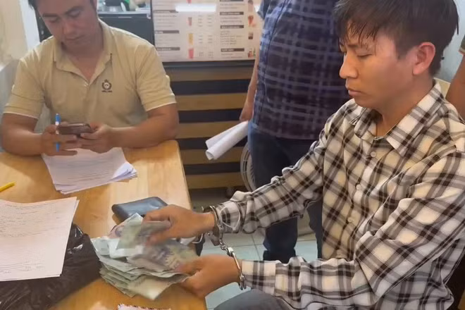 Lê Xuân Đào làm việc với cơ quan chức năng. (Ảnh: Công an cung cấp)