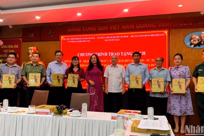 Các đơn vị, cơ quan đón nhận hai tác phẩm viết về Chủ tịch Hồ Chí Minh.