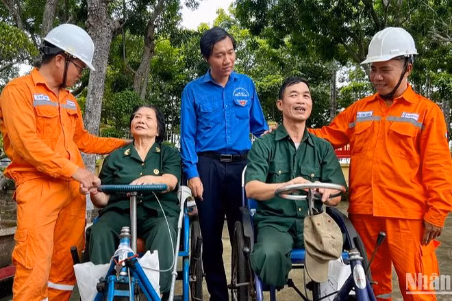 Đại diện đoàn thanh niên, công nhân ngành điện miền Nam hỏi thăm các cô chú thương bệnh binh.
