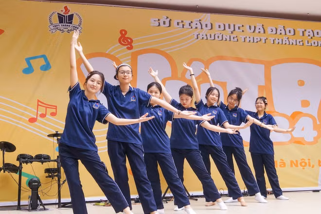 [Ảnh] Sôi nổi hoạt động đón chào học sinh mới khối lớp 10