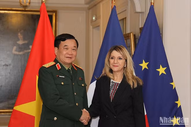 Bà Patricia Miralles, Quốc vụ khanh Cựu chiến binh và ký ức chiến tranh Pháp chào đón Thứ trưởng Quốc phòng Hoàng Xuân Chiến tới thăm và làm việc. (Ảnh: Khải Hoàn)