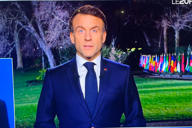 Tổng thống Pháp Emmanuel Macron phát biểu chúc mới năm mới 2024 từ Điện Élysée. Ảnh chụp từ màn hình TV.