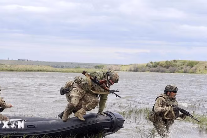 Binh sỹ Ukraine huấn luyện tại khu vực Mykolaiv ngày 14/5/2024. (Ảnh: Kyodo/TTXVN). 