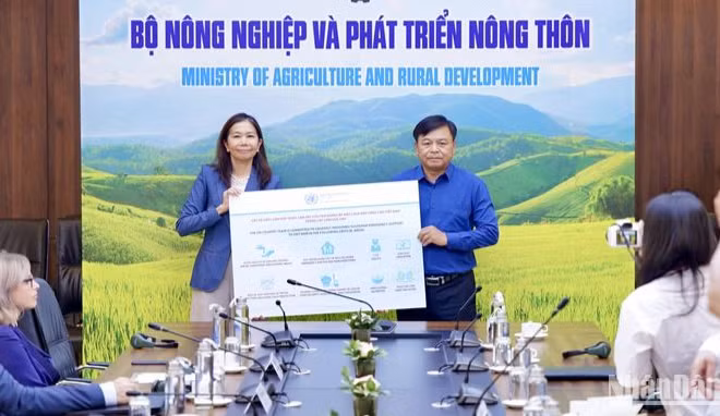 Bà Pauline Tamesis - Điều phối viên thường trú Liên hợp quốc tại Việt Nam - đại diện trao hỗ trợ tới Bộ Nông nghiệp và Phát triển nông thôn.