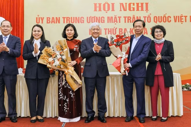 Chủ tịch Ủy ban Trung ương Mặt trận Tổ quốc Việt Nam Đỗ Văn Chiến (thứ 3 từ phải sang) và các đồng chí lãnh đạo Ủy ban trao hoa chúc mừng 2 tân Ủy viên Ủy ban, Đoàn Chủ tịch Ủy ban Trung ương Mặt trận Tổ quốc Việt Nam khóa X.