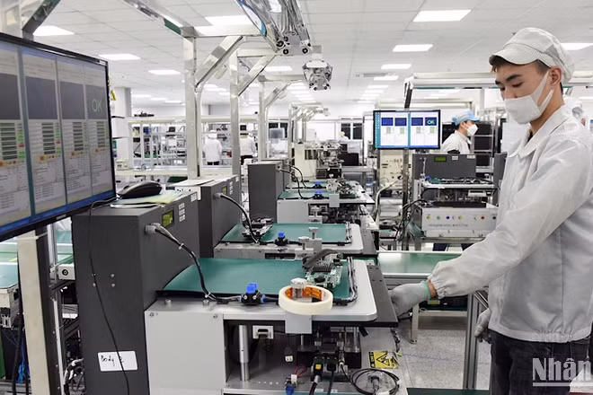 Dây chuyền sản xuất linh kiện điện tử của Công ty TNHH Bumjin Electronics Vina (Quảng Ninh). Ảnh: TRẦN HẢI