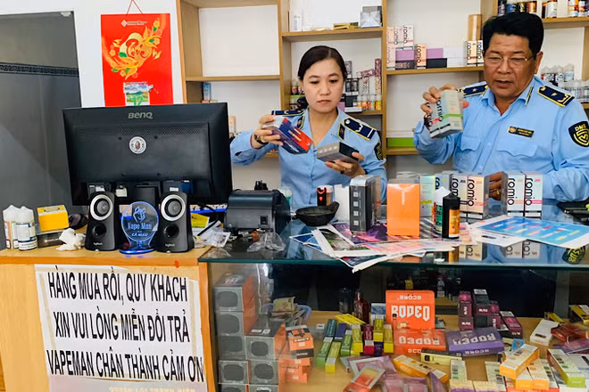 Lực lượng Quản lý thị trường kiểm tra, thu giữ thuốc lá điện tử vi phạm. (Ảnh: QUYÊN LƯU)