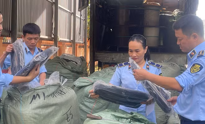 Lực lượng Quản lý thị trường tỉnh Quảng Trị phát hiện và thu giữ hàng hóa vi phạm trên địa bàn. (Ảnh: HỒNG NHUNG)