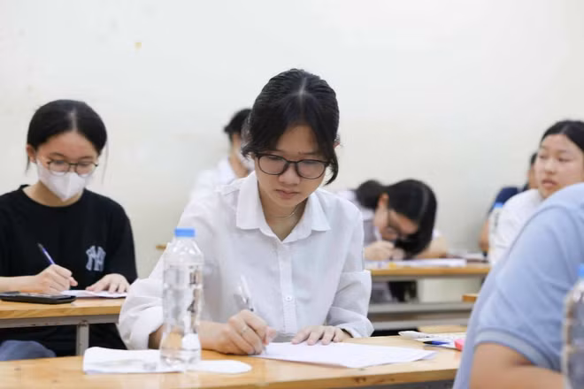Thí sinh tại Kỳ thi tuyển sinh vào lớp 10 năm 2024-2025 của Hà Nội (Ảnh: ĐẠI THẮNG)