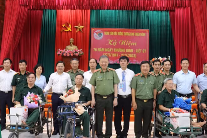 Bộ trưởng Công an Tô Lâm, Bí thư Tỉnh ủy Bắc Ninh Nguyễn Anh Tuấn và các đại biểu tặng quà cho các thương, bệnh binh tại Trung tâm Điều dưỡng Thương binh Thuận Thành.