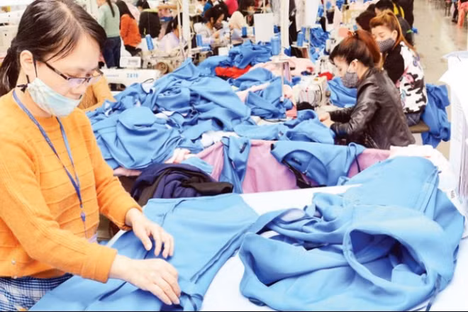 Sản xuất các mặt hàng xuất khẩu tại Công ty cổ phần May Sơn Hà. (Ảnh ĐĂNG ANH)