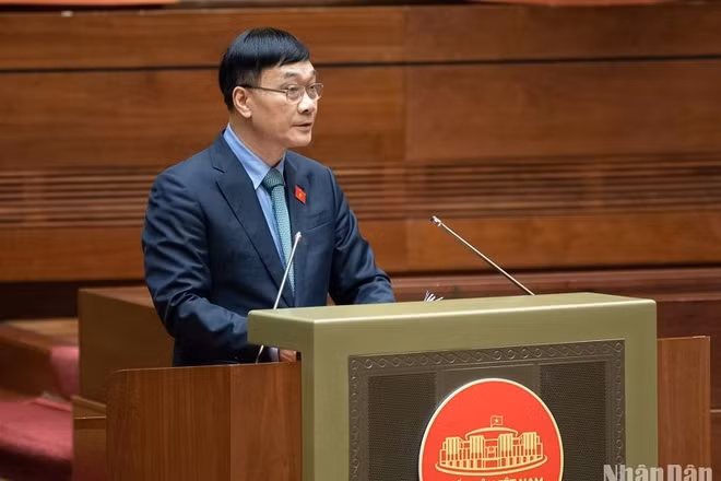 Chủ nhiệm Ủy ban Kinh tế Vũ Hồng Thanh báo cáo tóm tắt một số vấn đề lớn còn ý kiến khác nhau về dự án Luật Đất đai (sửa đổi). (Ảnh: DUY LINH)
