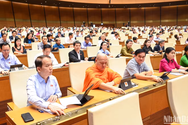 Đại biểu Quốc hội biểu quyết thông qua Nghị quyết thí điểm một số cơ chế, chính sách đặc thù về đầu tư xây dựng công trình giao thông đường bộ. (Ảnh: DUY LINH)